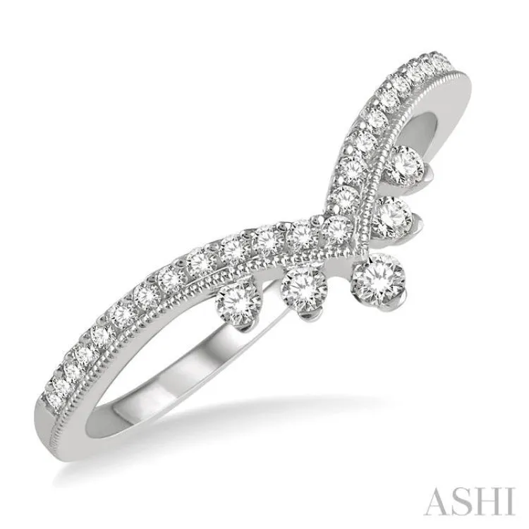 1/4 Ctw Chevron Shank Round Cut Diamond Band in 14K White Gold