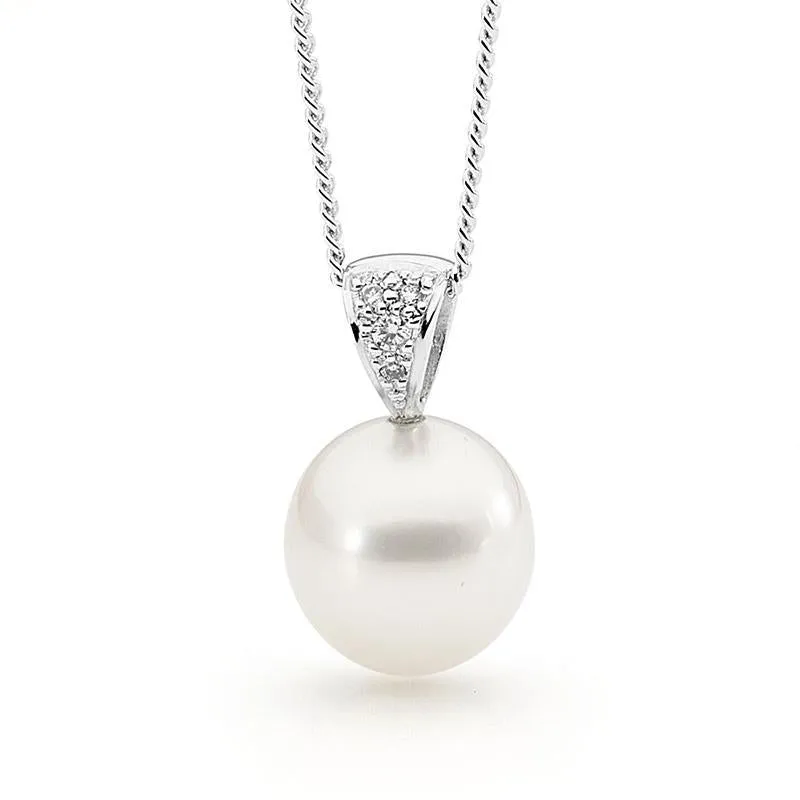 18ct White Gold Elegant Pearl & Diamond Pendant