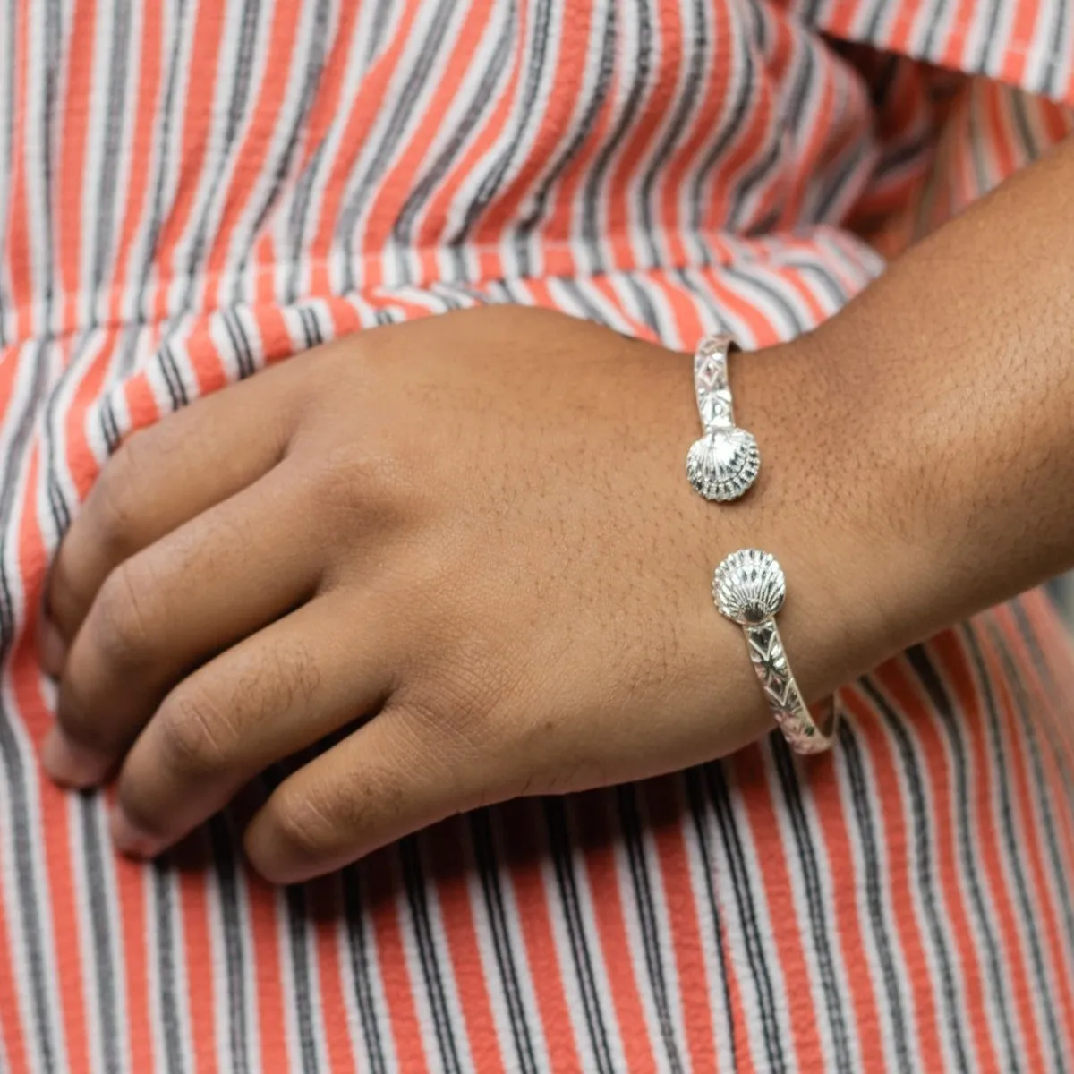 Flat Large Clam Head Bangle with Calypso Pattern