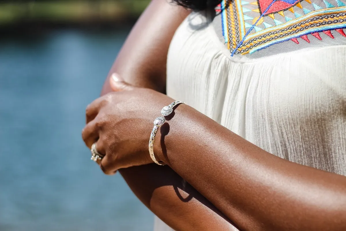 Flat Large Clam Head Bangle with Calypso Pattern