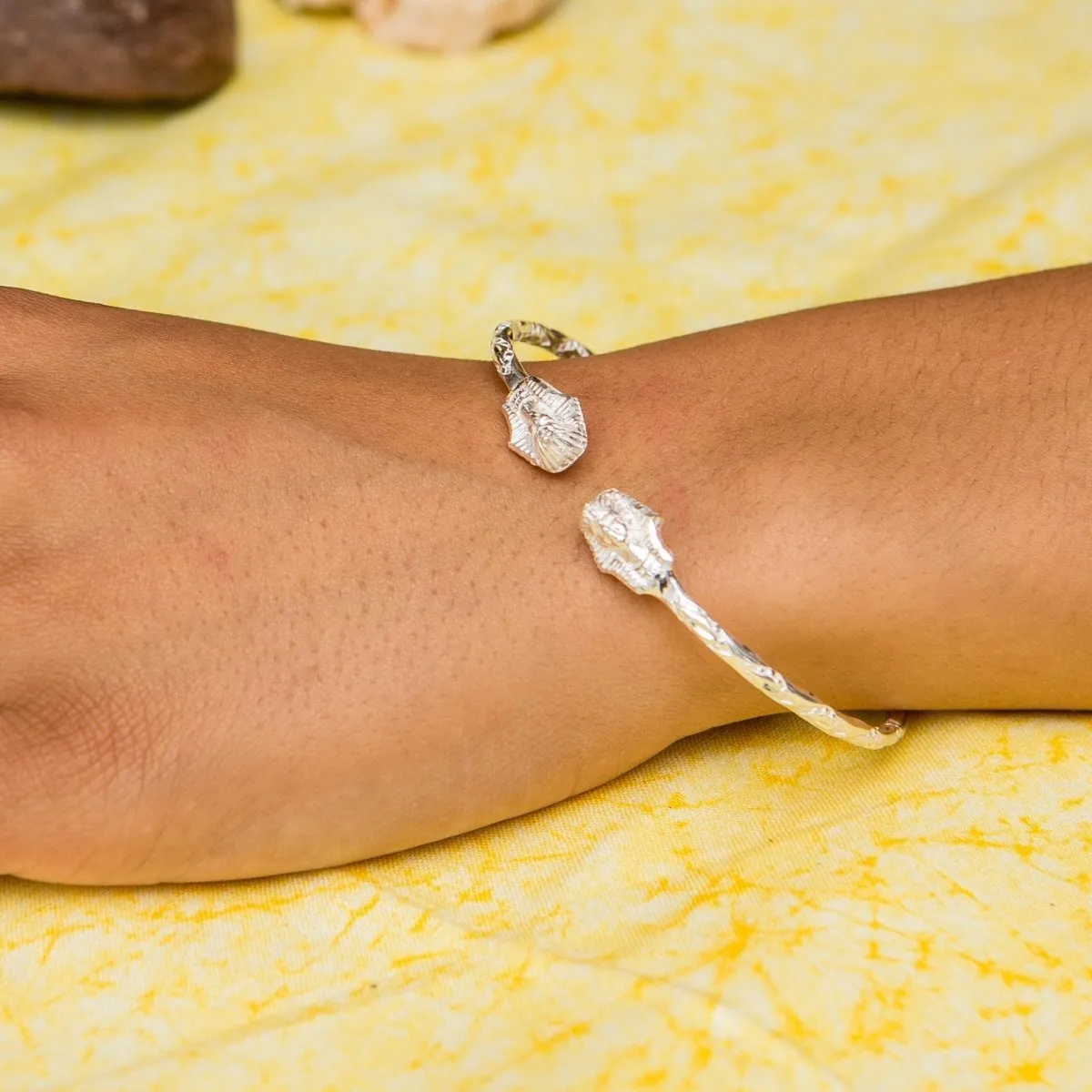 Light  Bangle with Sphinx Diamante Pattern